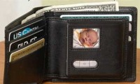 Copil dormind în portofel