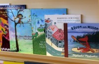 Mașinuța Curcubeu printre celelalte cărți suedeze pentru copii